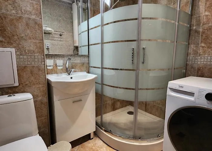 Trinity & Pool With Near Center *